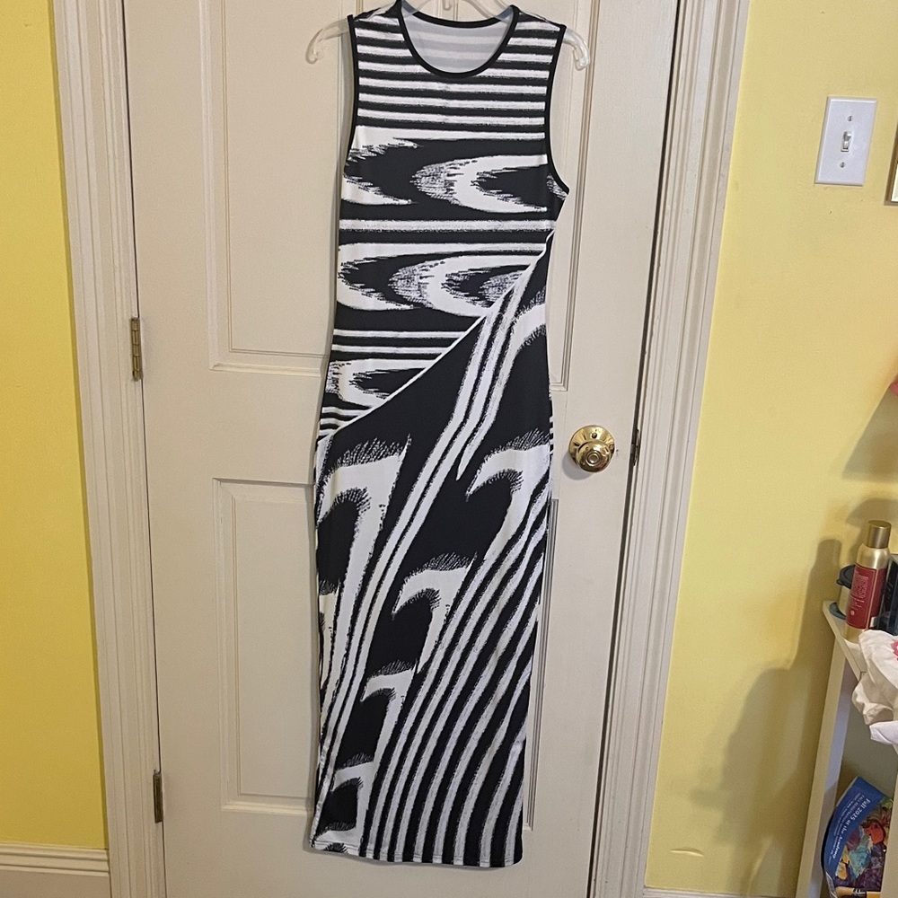 Monochrome Wave Pattern Midi Dress